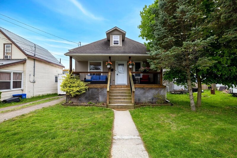 CHARMING 1.5 STORY HOME IN DUNNVILLE!
